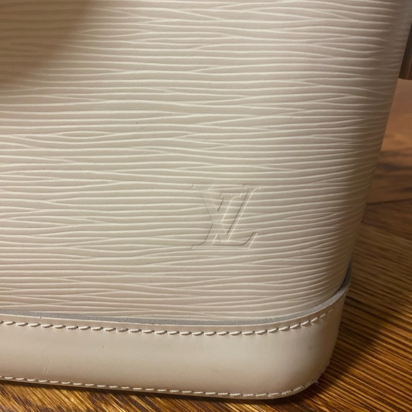 Louis Vuitton
Alma Handbag white Epi Leather PM - Picture 9 of 16